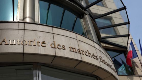 Prestataires sur actifs numériques : devez-vous vous enregistrer auprès de l’AMF ?