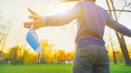 Coronavirus (COVID-19) : pas d’isolement pour les cas contacts vaccinés ?