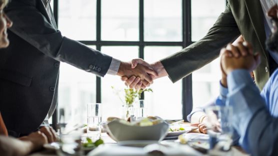 Repas d’affaires : (toujours ?) exonérés de cotisations sociales ?