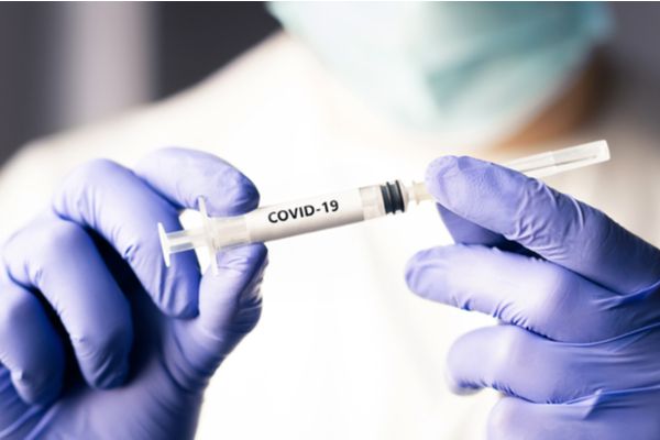 Coronavirus (COVID-19) et personnel soignant non-vacciné : suspension de la rémunération = situation « urgente » ?
