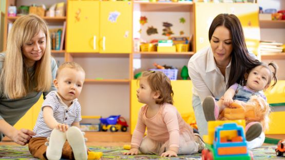 Salariés et assistants maternels employés par des particuliers : fusion au 1er janvier 2022 !