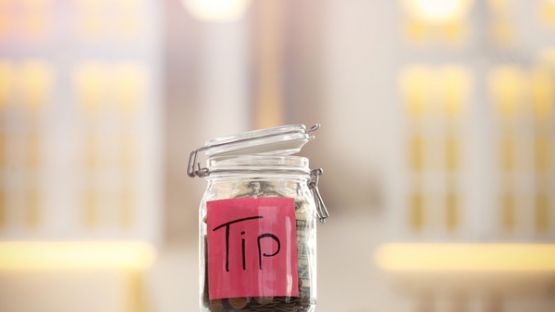 Des pourboires exonérés d’impôt et de cotisations sociales ?