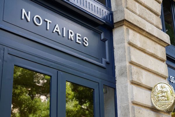 Notaire = agent municipal ?