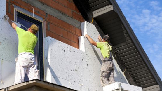 Droit de surplomb pour travaux d’isolation thermique : des précisions apportées par décret
