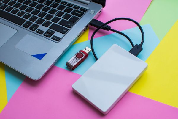 Ordinateurs et téléphones portables, clés USB : comment (bien) réagir en cas de vol ?