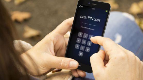 Est-il interdit de refuser de donner le code d’accès de son téléphone portable à la police ?