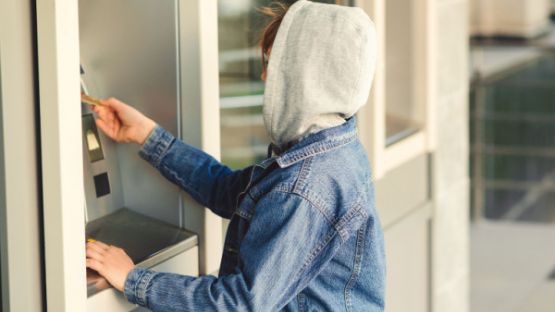 Produits bancaires à destination des mineurs : renforcer l’encadrement