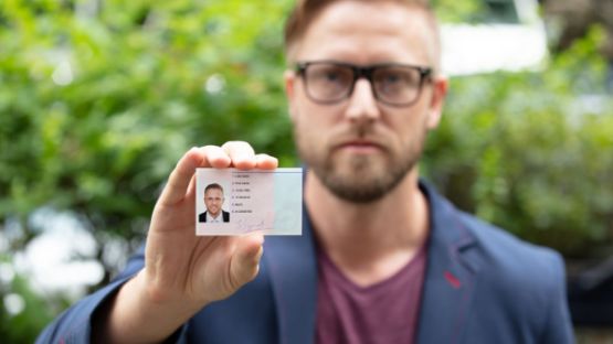 Commissaire de justice : comment obtenir sa carte professionnelle ?