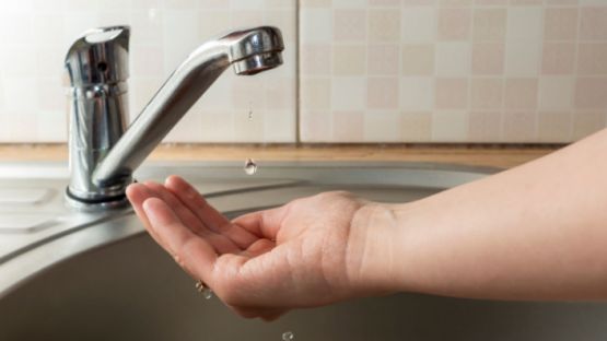 C’est l’histoire d’un couple contraint de vivre d’amour sans eau fraîche…